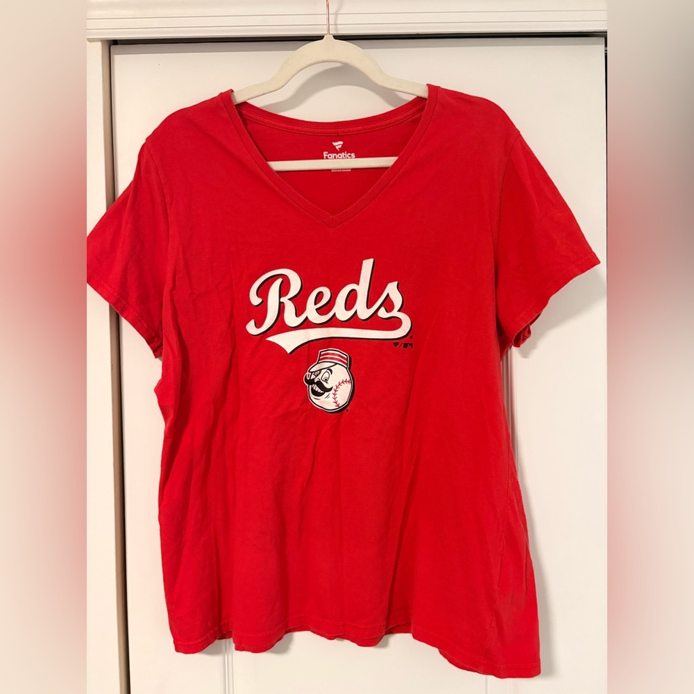 Fanatics Red Cincinnati Reds Script Graphic Tee